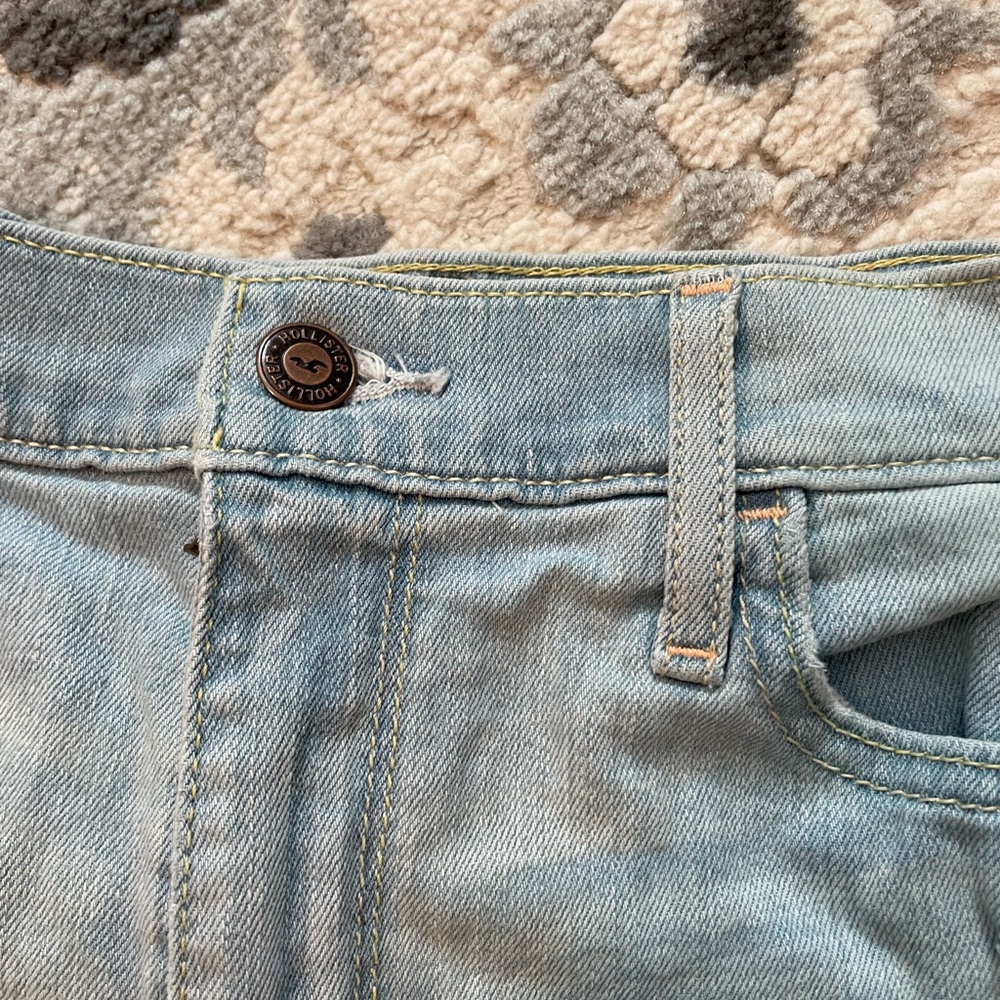 Hollister size 5/27 light wash denim shorts distressed - Picture 2 of 4